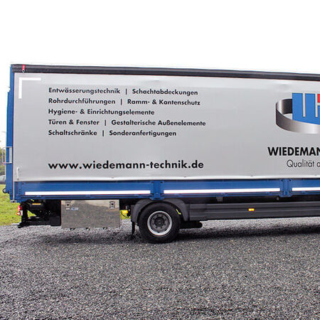 Fahrzeugwerbung: LKW Beschriftung. Produziert von erzmoneit werbeland aus Husum, in Schleswig-Holstein.