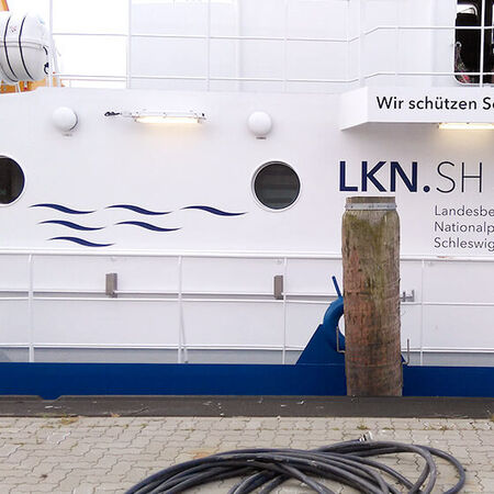 Fahrzeugwerbung: Schiffsbeschriftung. Produziert von erzmoneit werbeland aus Husum, in Schleswig-Holstein.